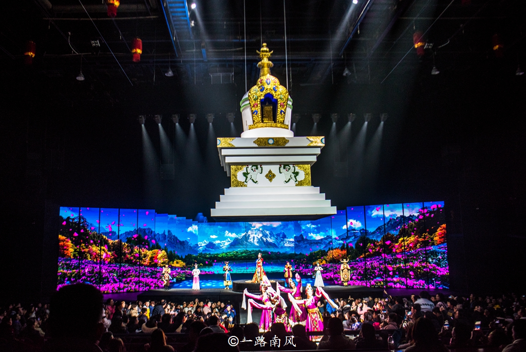 美女介绍丽江千古情景区,丽江千古情景区人多吗