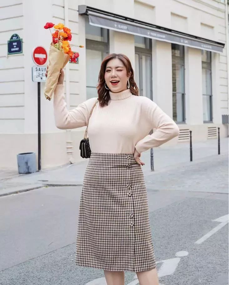 身材胖怎么穿？微胖女孩的时尚穿搭指南