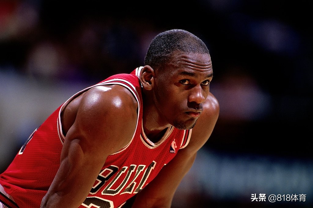 队友:乔丹趁超市快打烊去购物,当时收入100万美金,给店员一笔小费