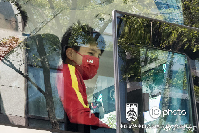 铿锵玫瑰启程赴韩国，陈戌源送行，足协官方送祝福：期待凯旋