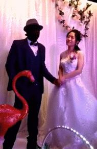 搞笑gif图妹子你这智商真是堪忧啊,搞笑gif妹子你这发型挺别致啊