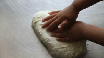 面团粘手了怎么补救,做吐司面团粘手是什么原因