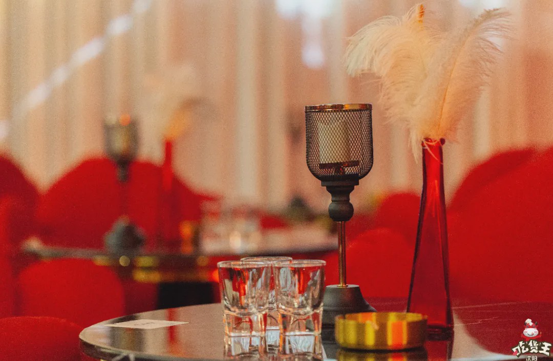 这家藏在居民楼里の「复古酒吧」，居然靠着“人气美食”上位？