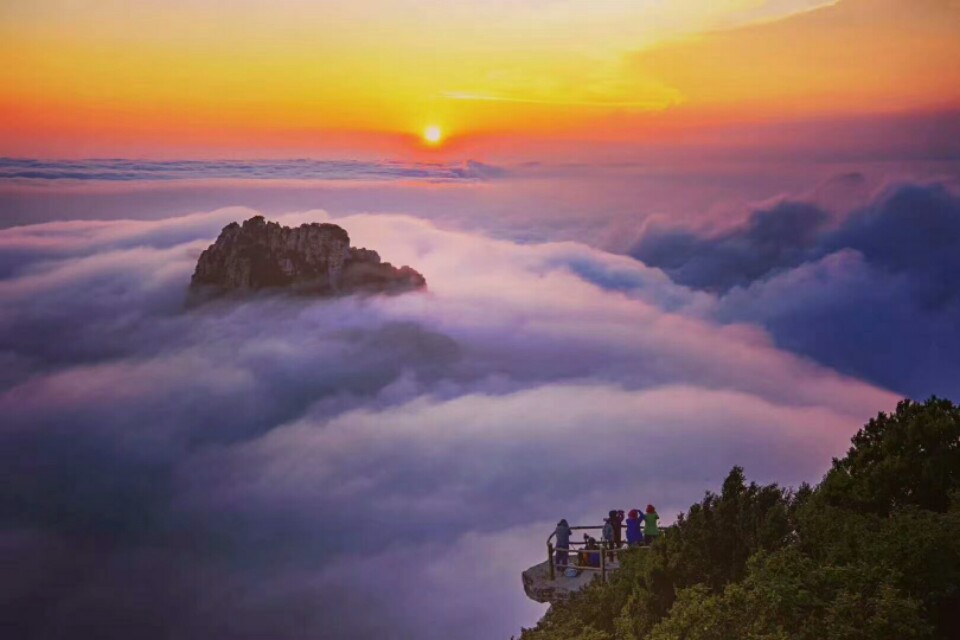 天山天池是古冰山运动形成的结果.天池也被称为“瑶池”