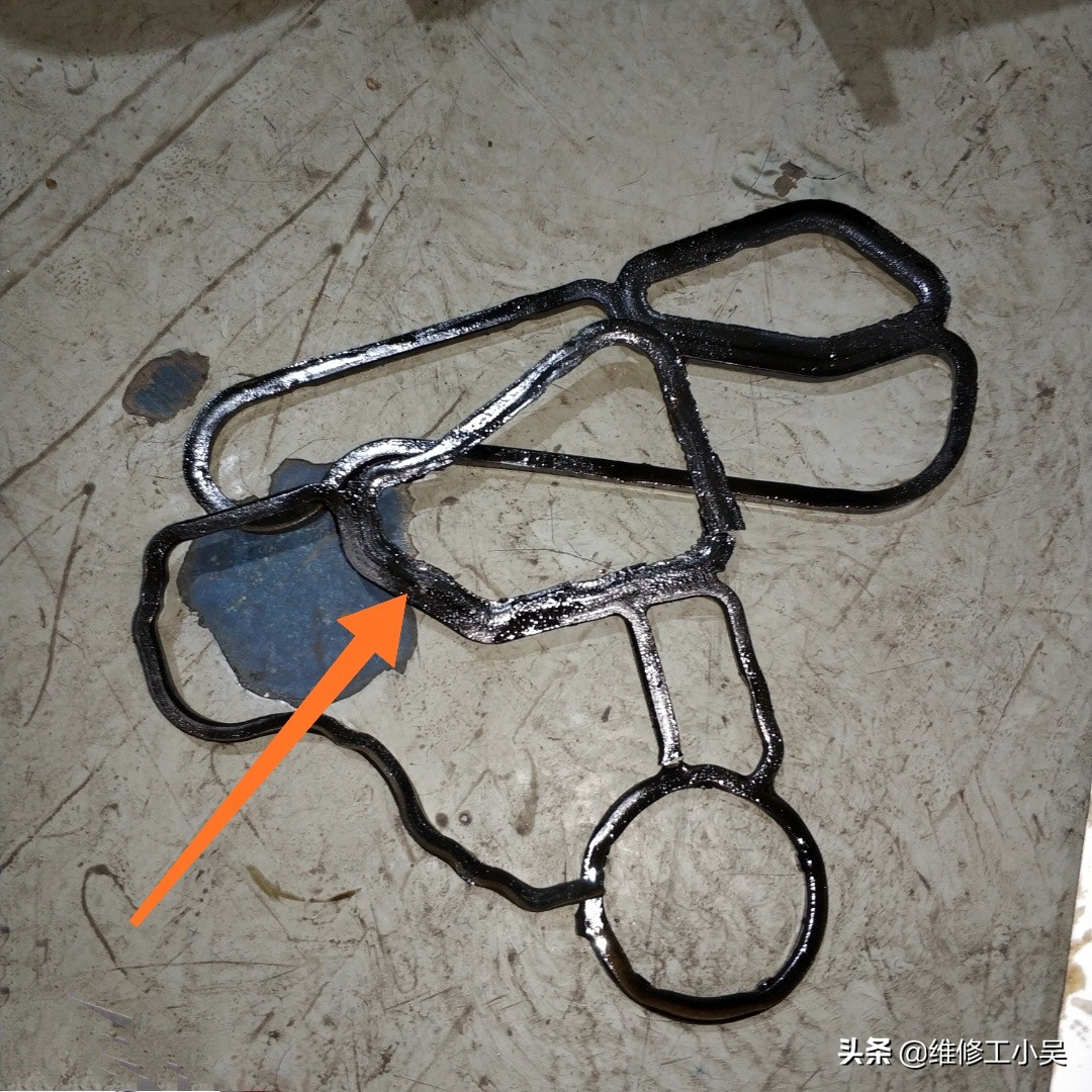 宝马525发动机漏油通病,宝马525跑了8000公里提示加机油