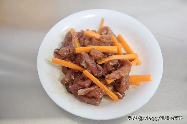 1块面擀一擀，空心烙饼鼓囊囊，夹上烤肉真叫香，国庆假期就吃它