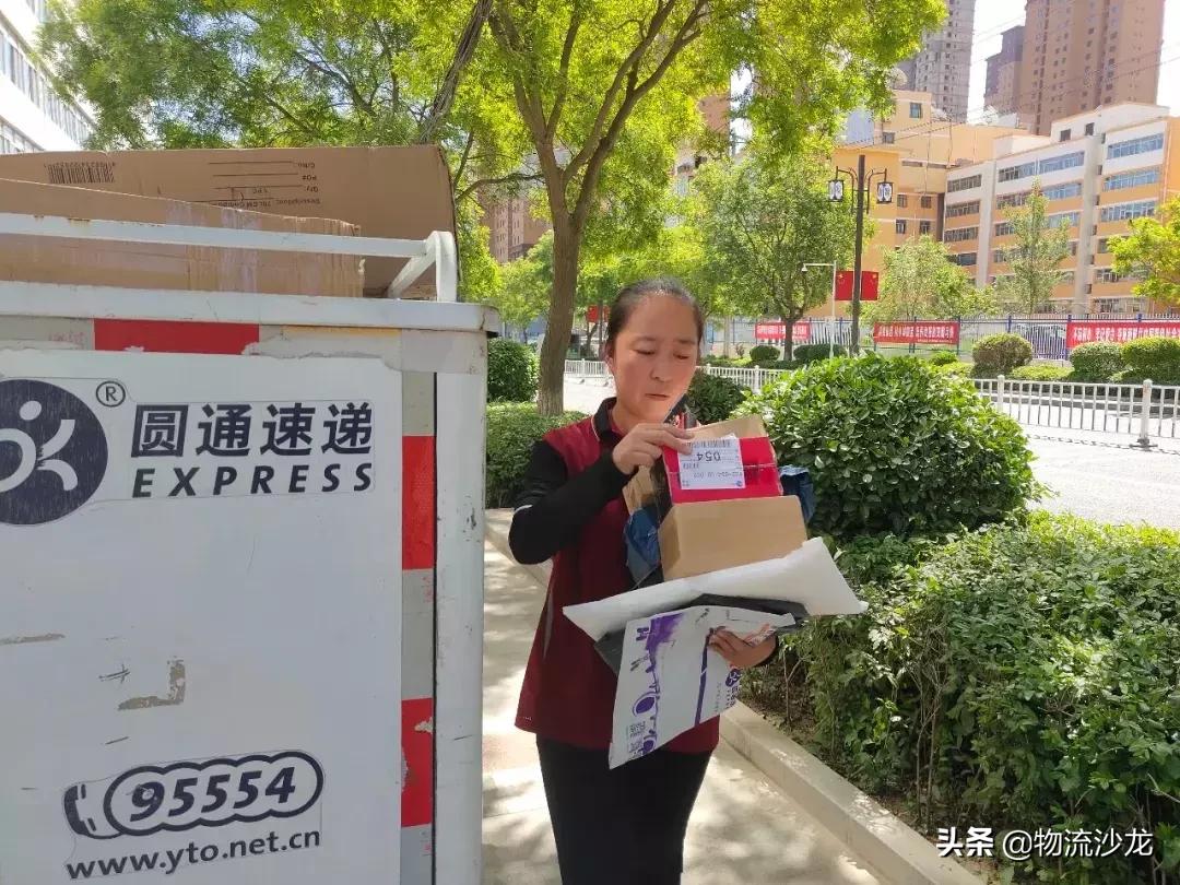 125名快递员被奖励,快递小哥中100万大奖视频