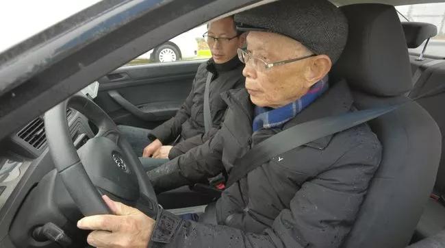 考电动三轮车驾照报名需要什么,考电动车三轮车驾驶证理论怎么考