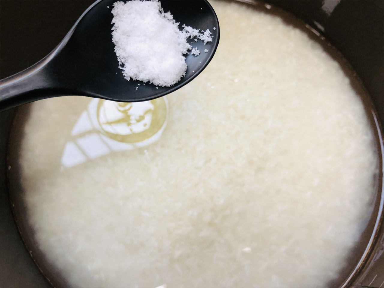 做白饭简单易学方法,煮白饭加什么又香又好吃