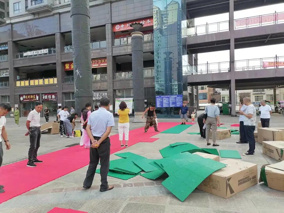 独山球迷福利！继紫薇广场后，中心广场篮球设施也安装完毕