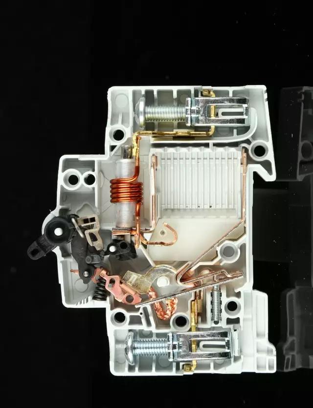 abb万能断路器2000a的拆解价值,abb塑壳断路器拆解可调整连杆