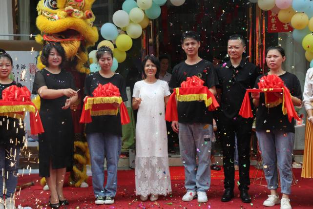 跨行而来，一年连开2家养发馆，她在百莲凯收获美丽财富人生