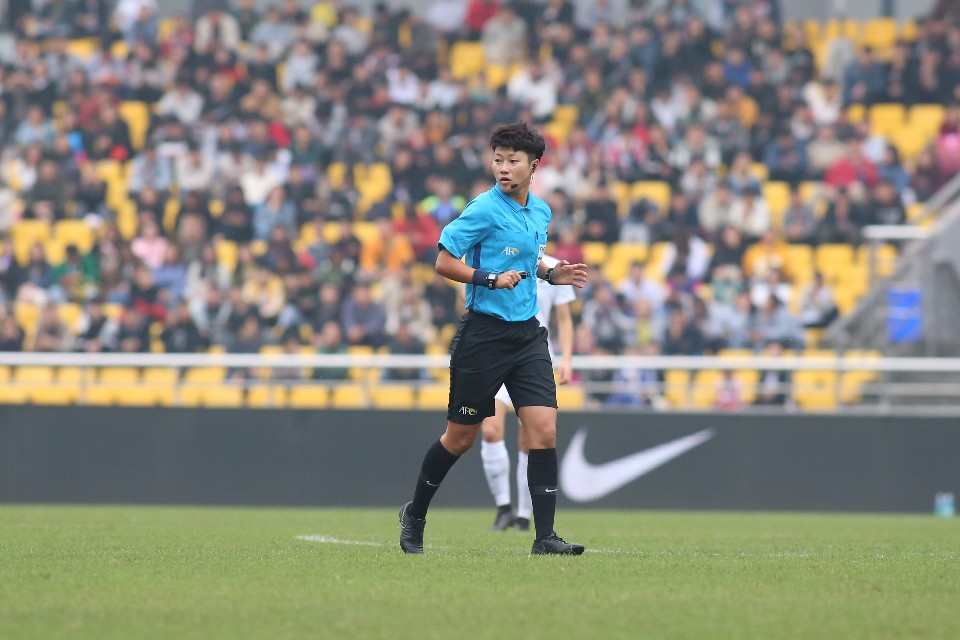 韩国女明星给中国粉丝惊喜,韩国女裁判惊艳全场