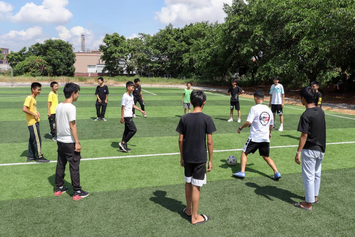 发扬拼搏体育精神,弘扬足球精神