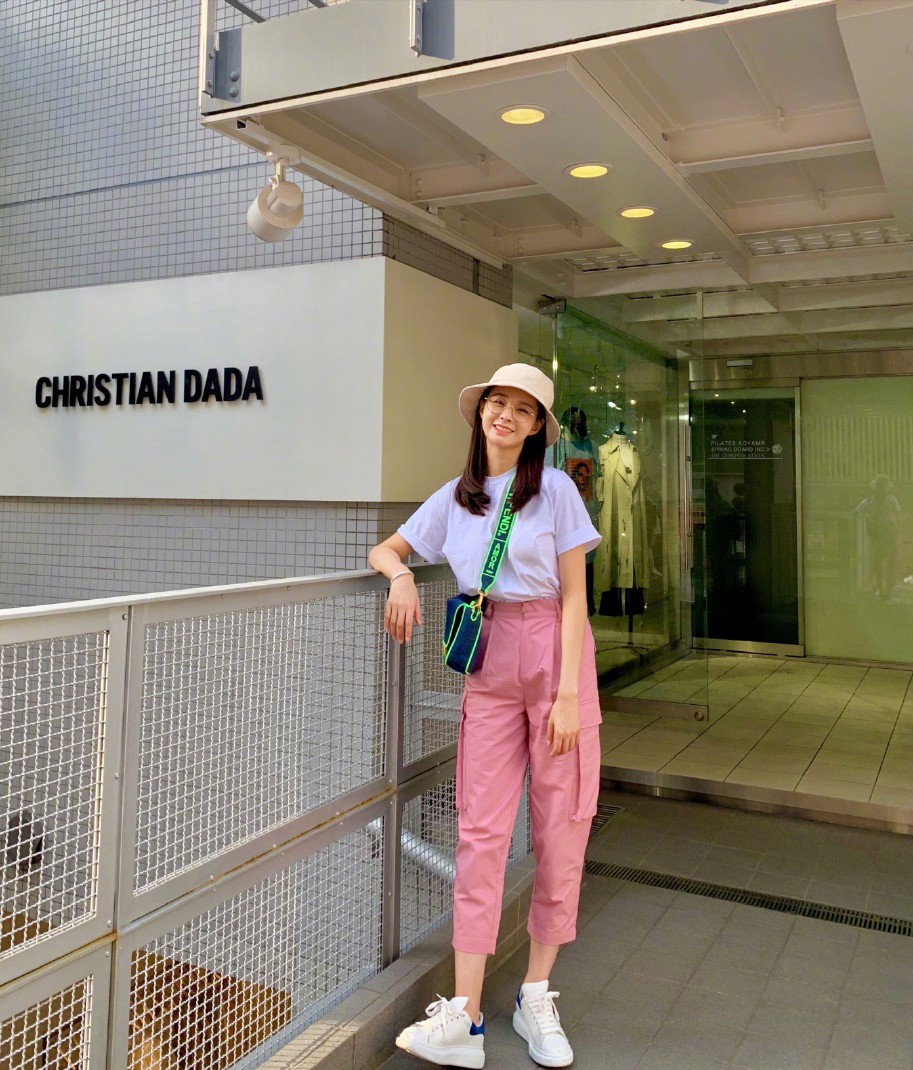 沈梦辰牛仔背带穿出少女感,沈梦辰粉色卫衣配短裤