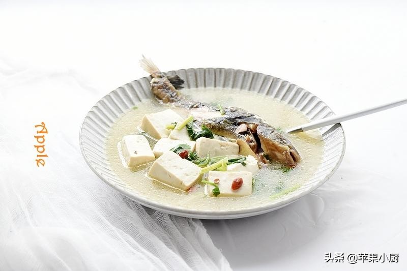 #您好，小暑#不会做鱼没关系，加块豆腐炖一炖，鲜美补钙，好吃