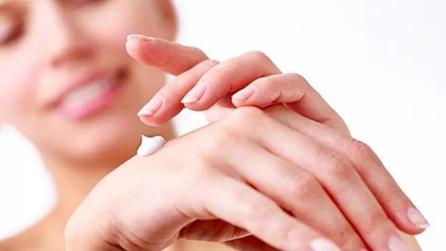 为什么用了护肤品第二天早上搓泥,护肤品搓泥怎么治理