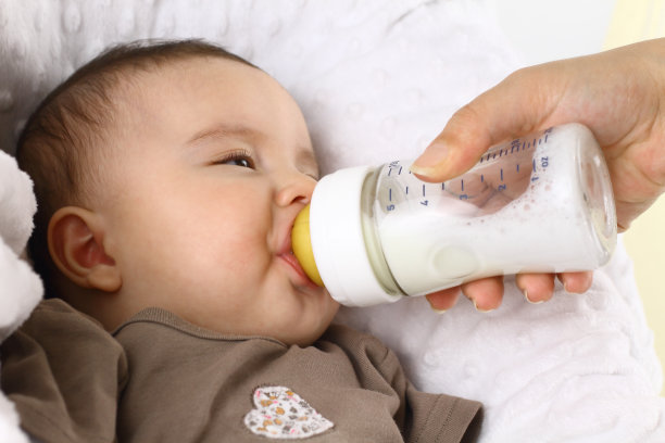 新生儿一天奶量多少合适,新生儿一天奶量标准表