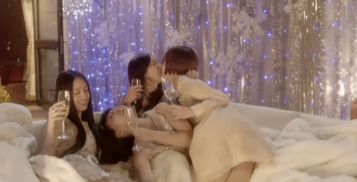 小时代怎么就成经典了,脸上的疑惑慢慢地变成了什么