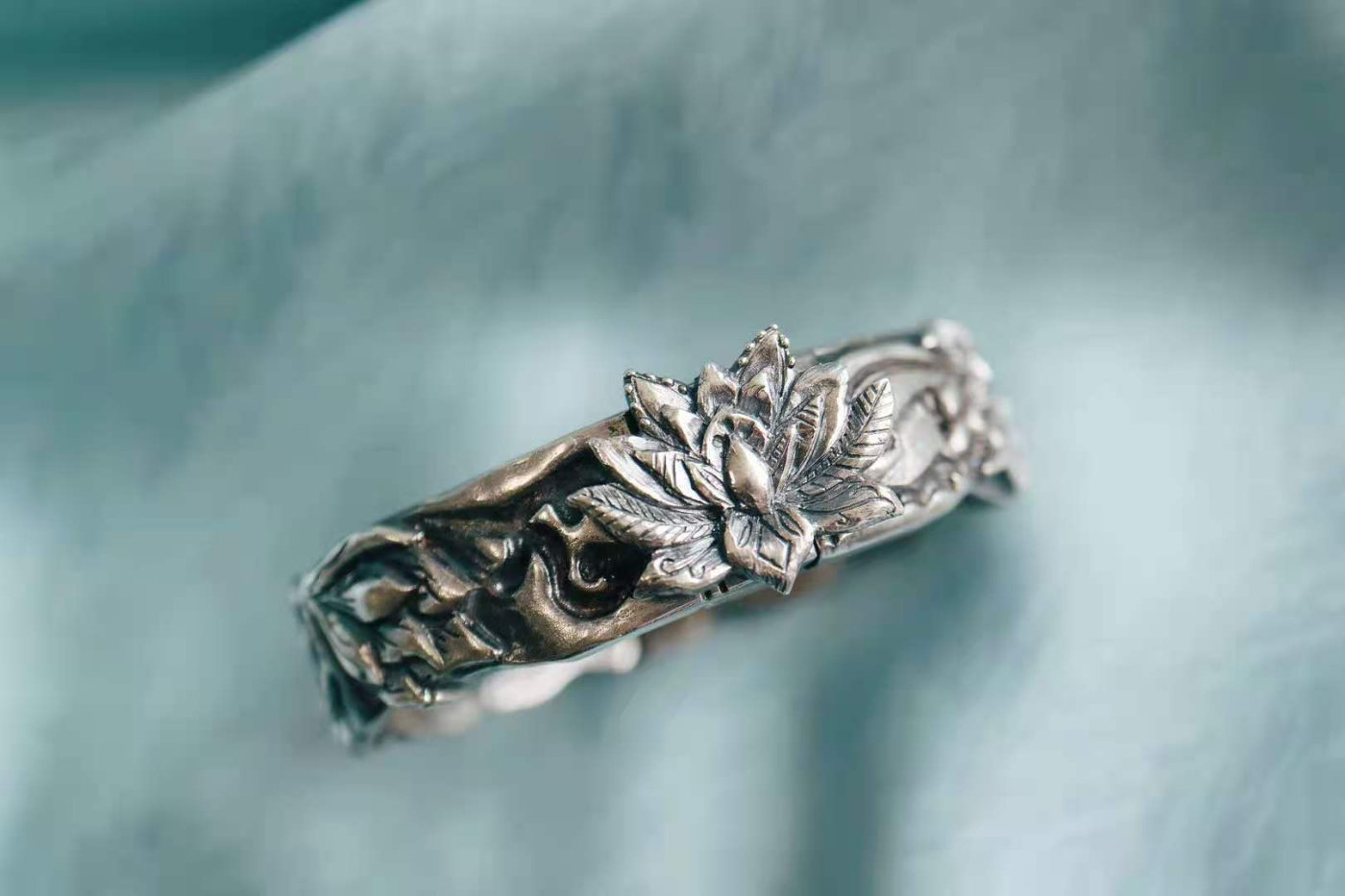 白底青手镯适合多大年纪戴,碧玉手镯适合多大年纪戴