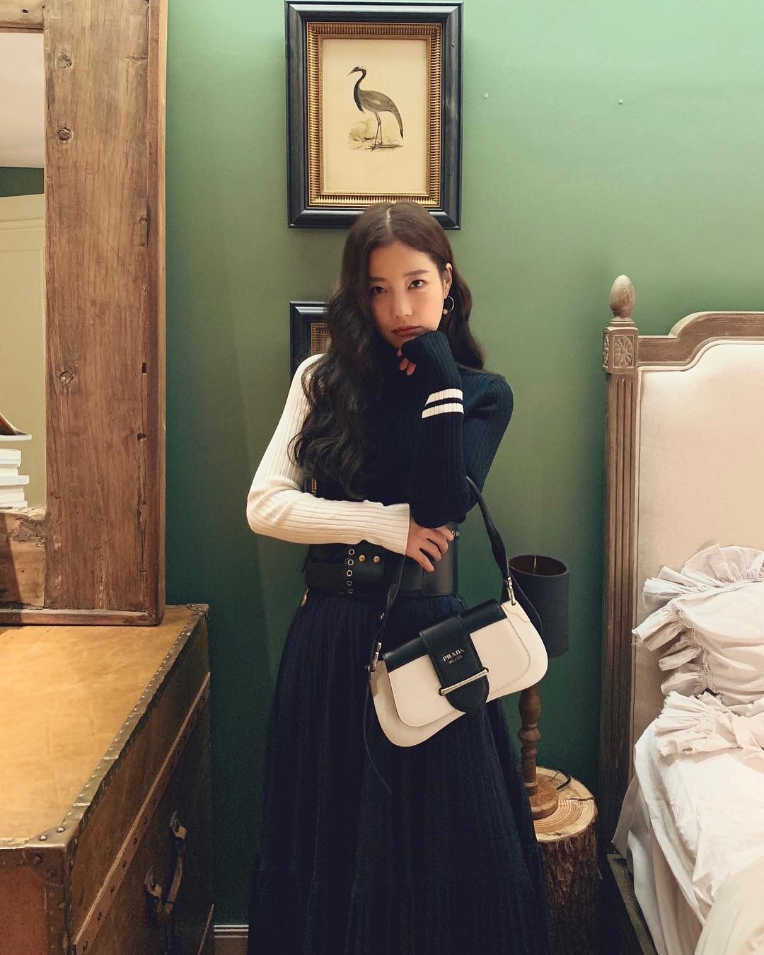 韩国小姐姐日常穿搭太有个性了!镂空长裙+黑夹克背心展现野性美