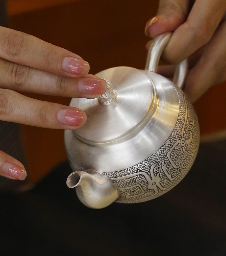 手工银壶和机器银壶的用途哪个好,使用银壶吃饭喝水对人有什么好处