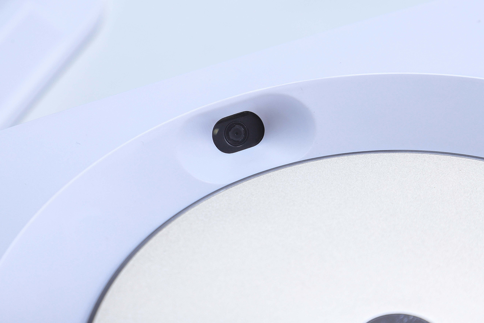 自带眼睛还有嘴，喷水式擦地机器人效果实测