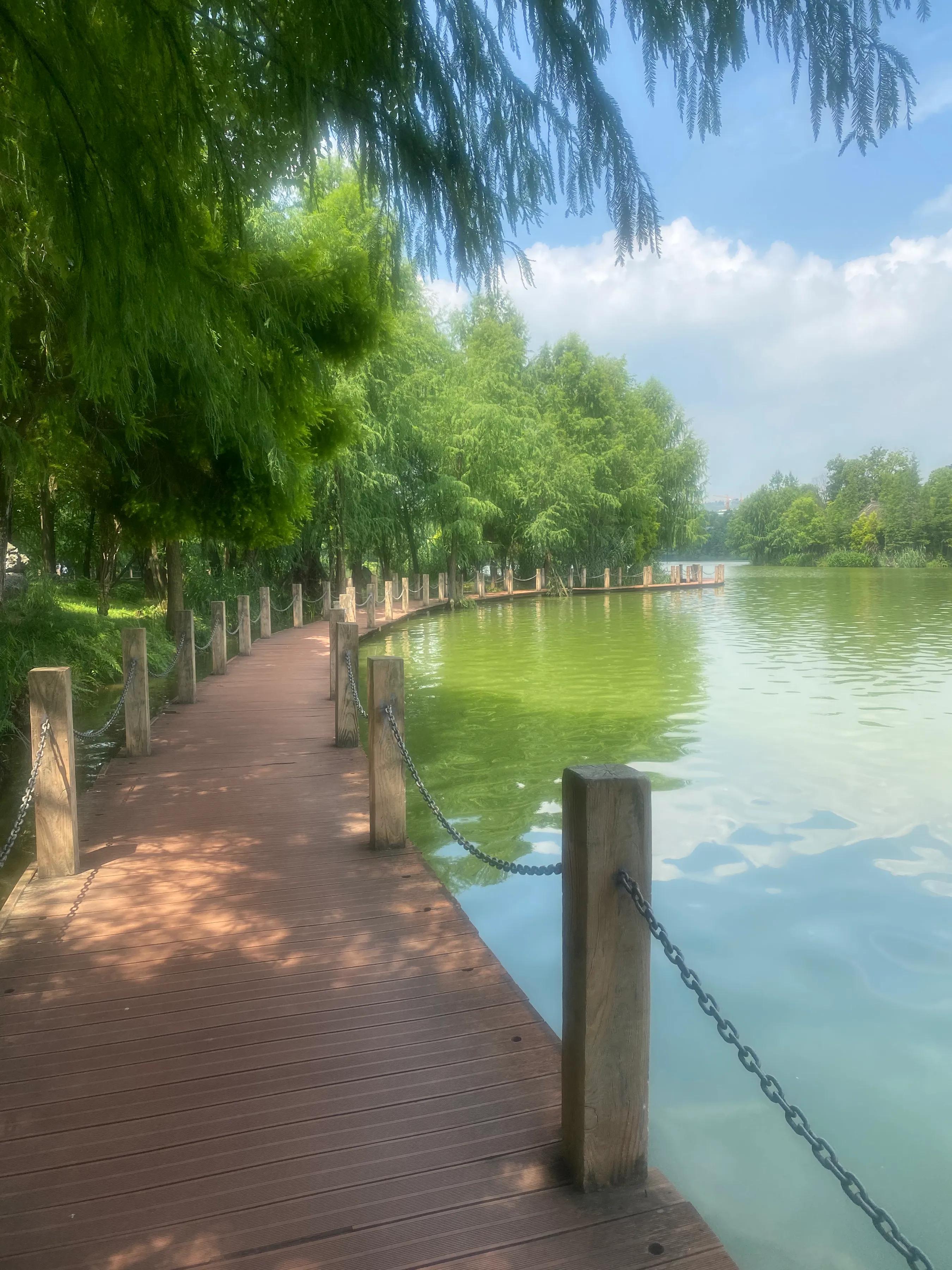 愿意为你花钱花时间的人才是爱你,舍得花钱和舍得花时间的爱情