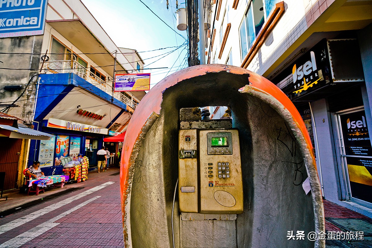 这里的肯德基加装防暴钢窗，保安用AK-47看店，此时此刻就在美洲