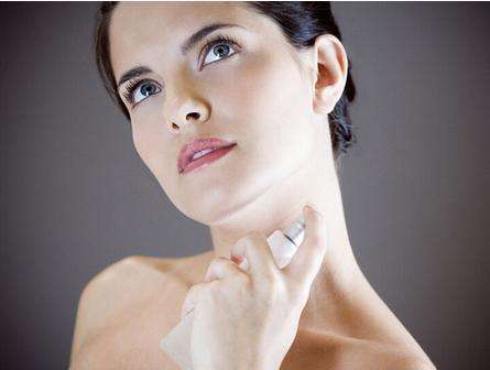 女人喷香水目的,女人开始喷香水说明什么原因