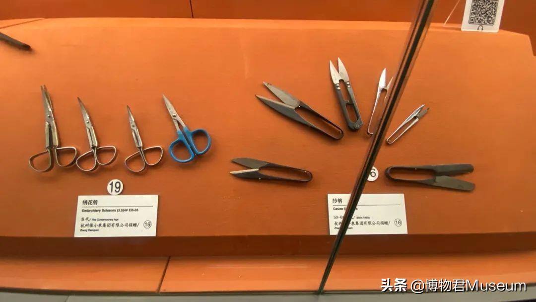 物开一刃为“刀”，两面*刃开**为“剑”，双刀相交为“剪”