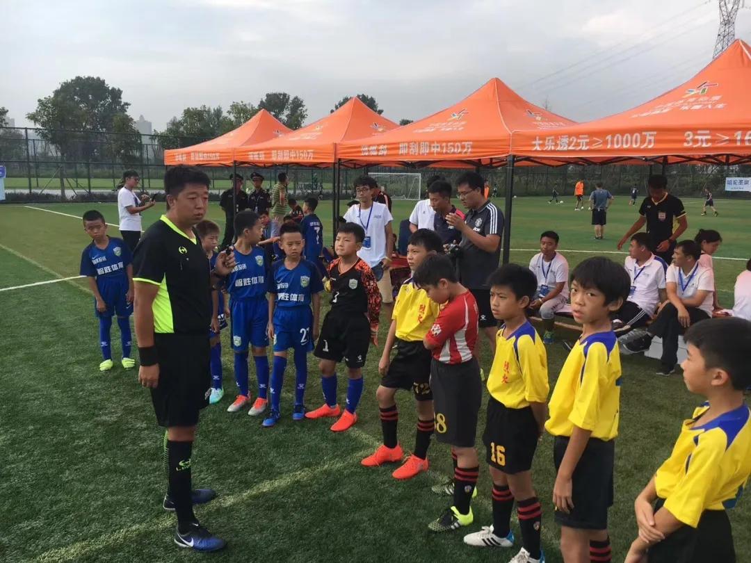 特写｜这么水平高、英语溜、培训强的裁判上哪儿找？