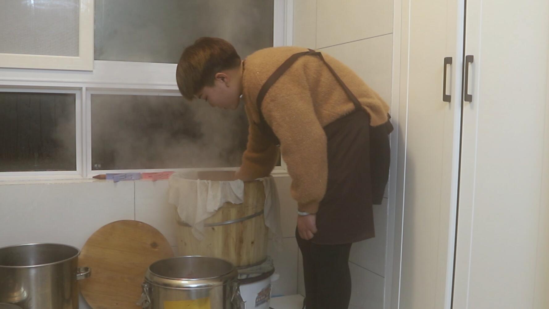 拼命比男人狠！为还清20万外债，28岁姑娘凌晨3点起床挣钱