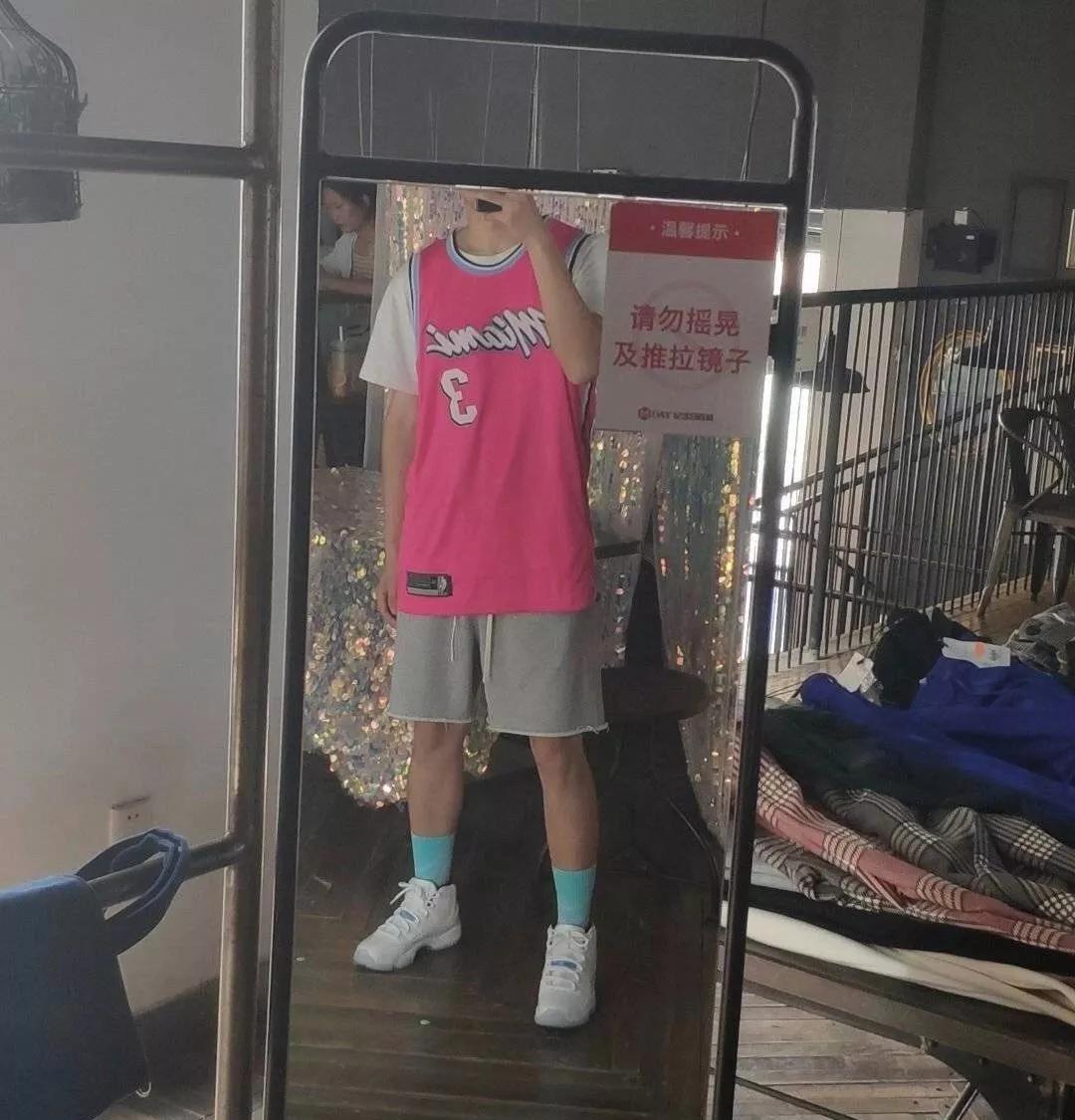 怎样穿有气质学生党男生,现在的年轻男生都怎么穿