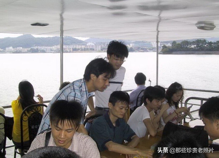 马云早年创业的老照片:记录阿里团队的“青葱”时光