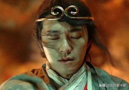 坐在星爷车后座的是谁,周星驰自行车后座到底是谁