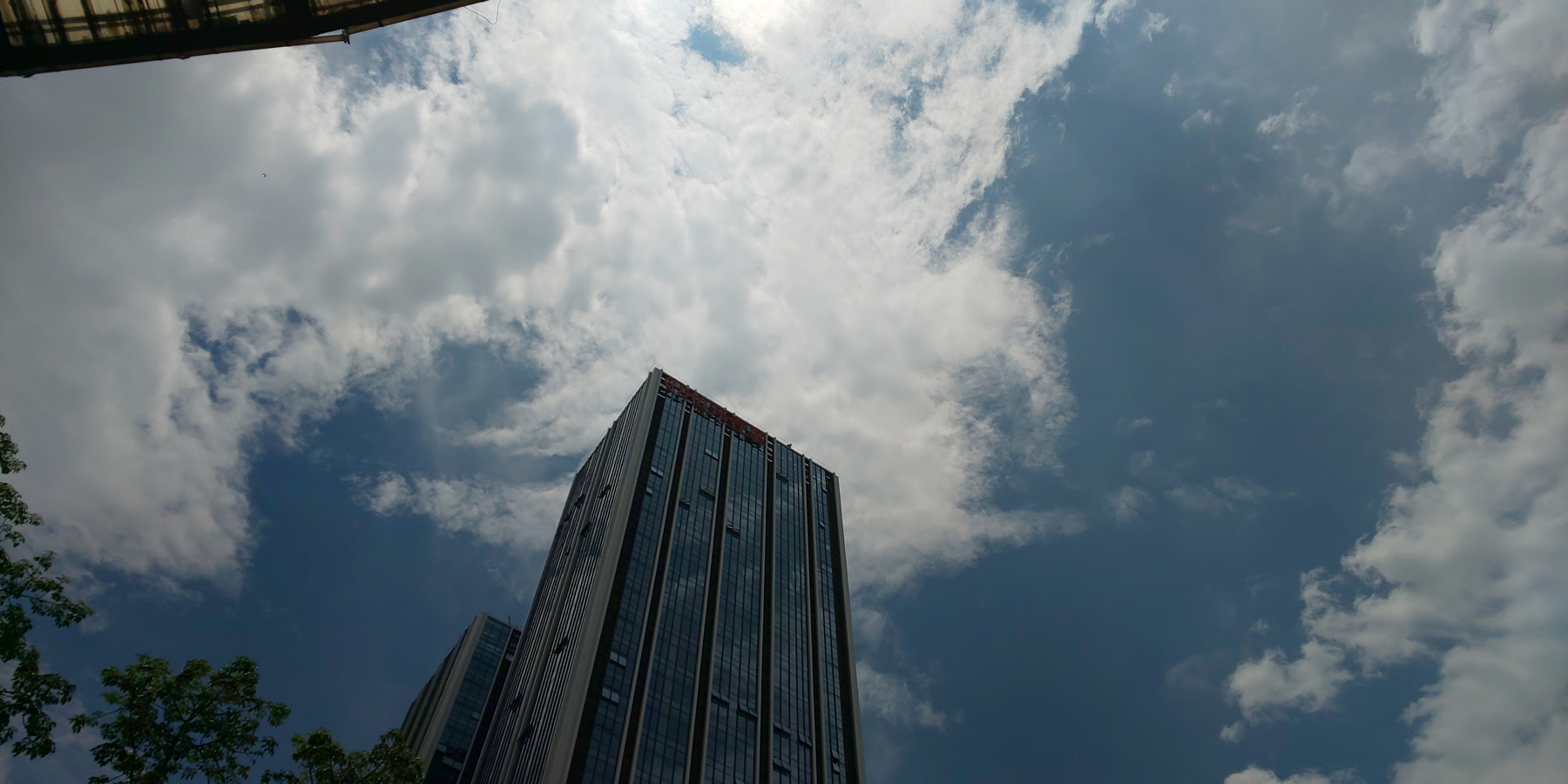 夏普R2：优秀的屏幕+大和民族审美设计