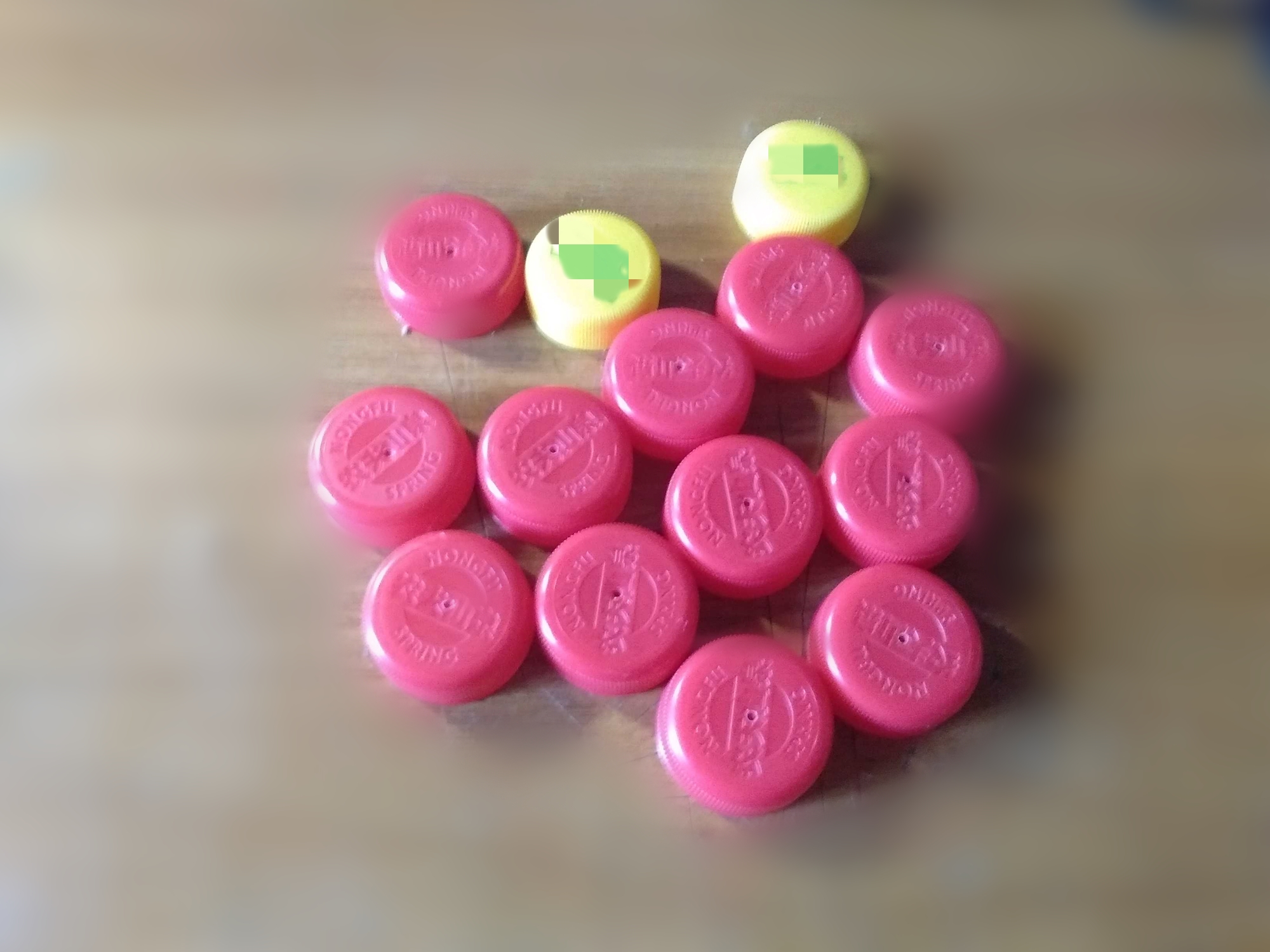 矿泉水瓶瓶盖做灯笼手工教程,手把手教你用瓶盖做灯笼教程