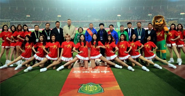 赛前球迷唱响“我爱你中国”最强音——“时代楷模”北京榜样和共和国同龄球迷代表共同领唱