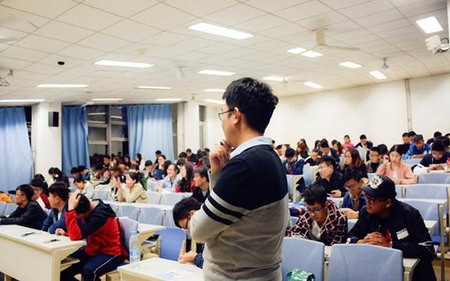 大学辅导员的年薪有多少,大学的辅导员年薪多少