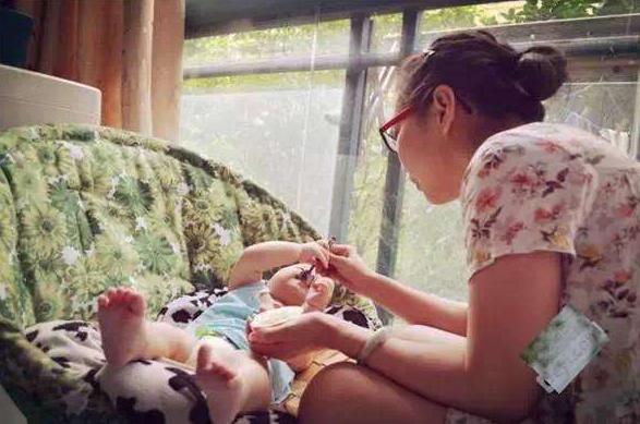 婴儿身上长黑刺家里老人非要去刮,小孩身上出现小黑刺