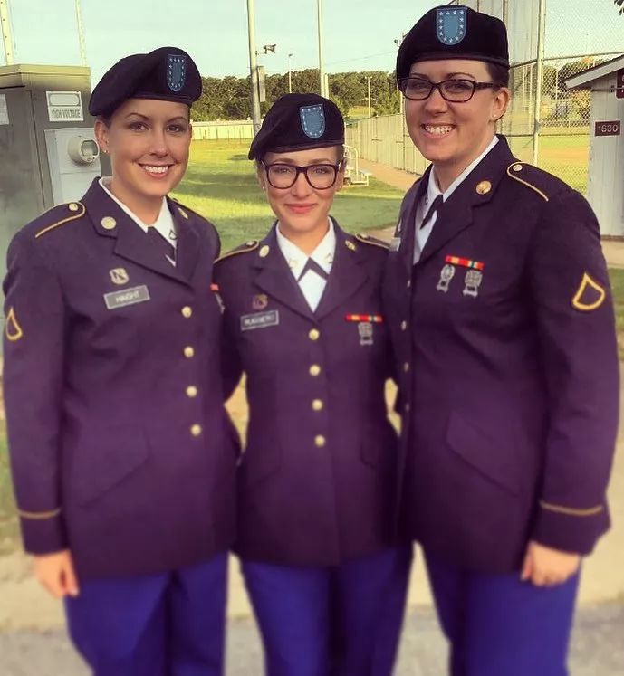 舅舅性侵、母亲家暴，她绝地反击，当上军官后，帮更多受虐孩子