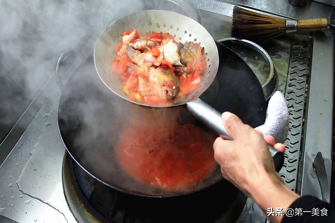鲈鱼这个做法火了比清蒸的鲜香,鲈鱼不用清蒸这样做也很好吃
