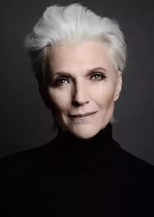 60岁拍裸照,惊艳T台,培养出身价200亿儿子:年龄从来不是问题