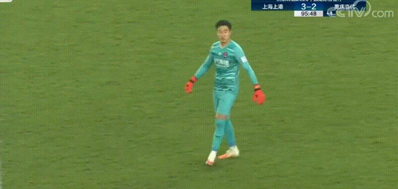 足协杯罕见！为了赢，上港铁卫拖延时间，张外龙阻止门将最后一攻