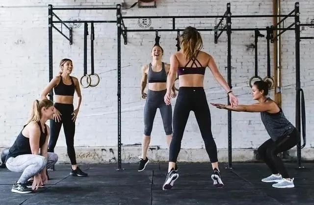 名媛们的“爱马仕”秋裤:不爱维秘内衣却爱“秋裤”外穿的女孩子