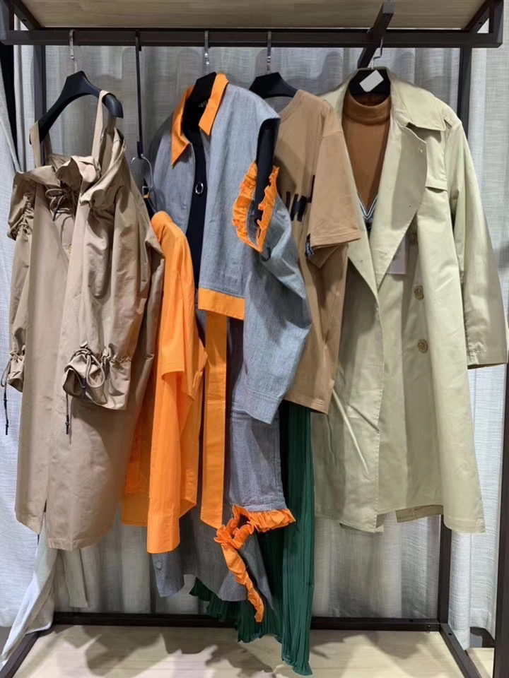 乌丫大牌女装折扣批发,品牌折扣女装批发公司货源