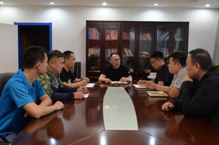 青岛男子尾随多名女性,青岛一男子搭讪女子