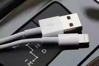 手机充电的时候着火怎么办,手机半夜充电起火怎么办