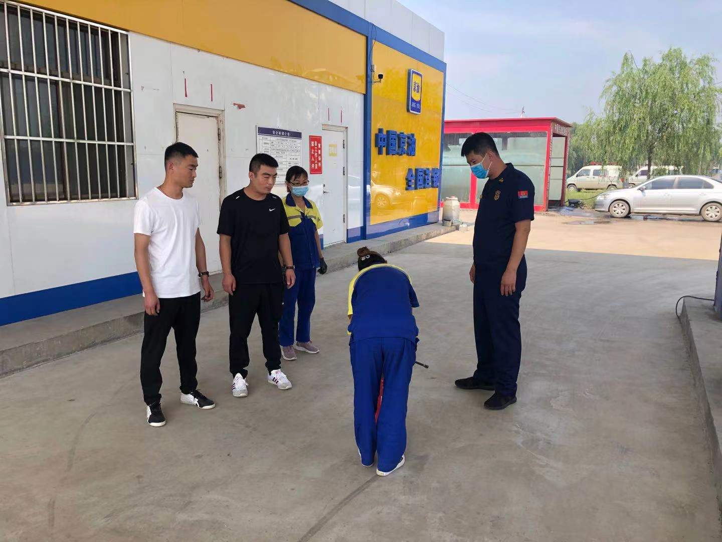 加油站灭火器实操培训记录,消防大队手把手教群众使用灭火器